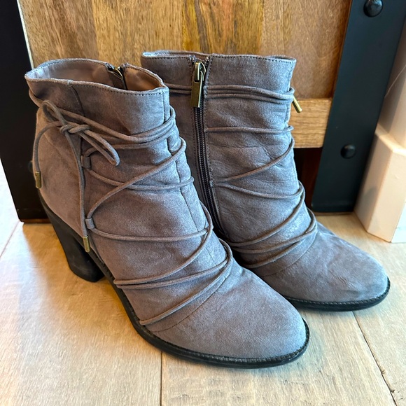 Adorable suede ankle boot with strappy detailing size 10 EUC - Picture 1 of 7